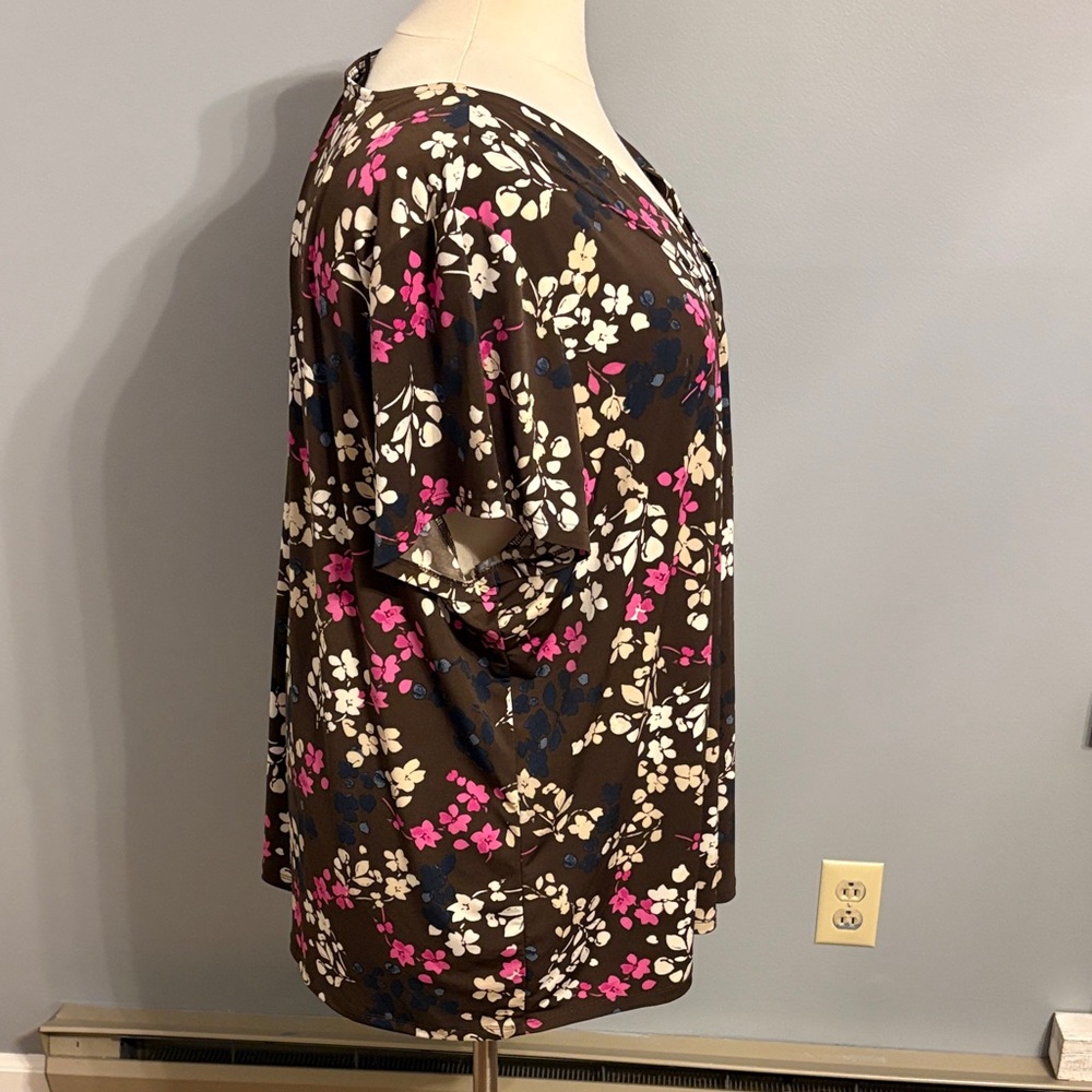 Lane Bryant brown Short Sleeve V-Neck Floral blouse with Pink & White Blossoms - Picture 4 of 7